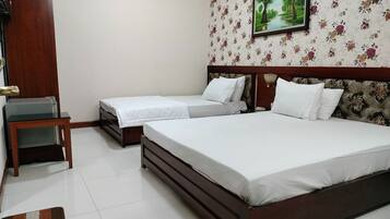 Triple Room | Desk, free WiFi, bed sheets