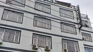Een meerlaags gebouw met een bordje voor HÀI QUYNH HOTEL.