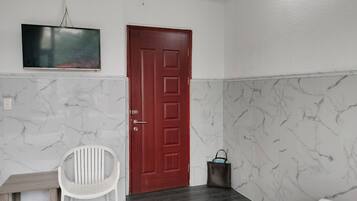 Quadruple Room | Desk, free WiFi, bed sheets