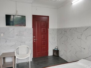 Quadruple Room | Desk, free WiFi, bed sheets - Hai Quynh Hotel (Ho Chi Minh City)