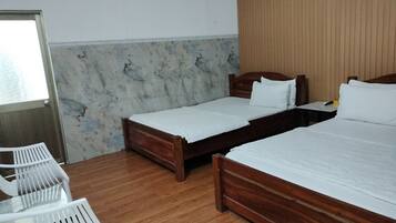 Quadruple Room | Desk, free WiFi, bed sheets