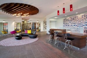 Lobby - Charming Potomac Yard City 1BR w/ W/D & Gym, nr Airport, by Blueground (Northern Virginia)