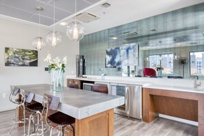 Fridge, microwave, oven, dishwasher - Charming Potomac Yard City 1BR w/ W/D & Gym, nr Airport, by Blueground (Northern Virginia)