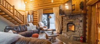 Aurora Luxury Lodge with 8-Person Jacuzzi · Cedar Sauna · Near UAF + Airport