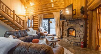 Aurora Luxury Lodge with 8-Person Jacuzzi · Cedar Sauna · Near UAF + Airport