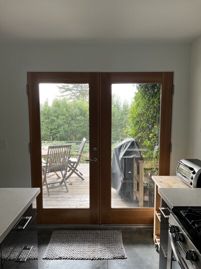 Garden apt. above the beach close to hiking trails and beach.