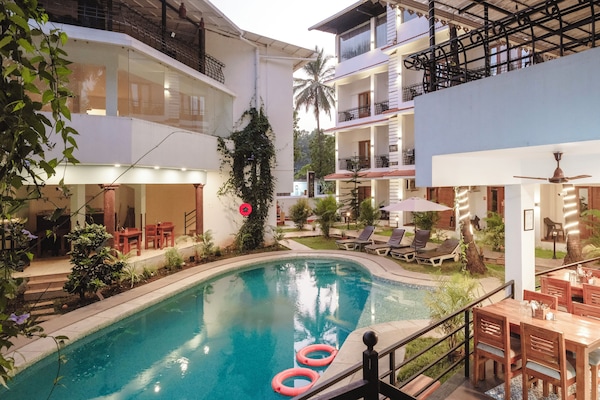 Una piscina al aire libre