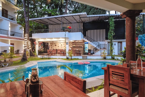 Bar en milieu de piscine