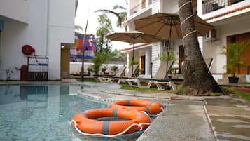 Una piscina al aire libre