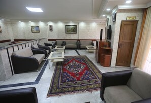 تلفزيون بشاشة مسطحة بحجم 30-بوصة يعرض قنوات فضائية، تلفزيون