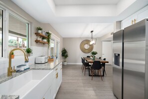 Frigorifero, microonde, forno, piano cottura