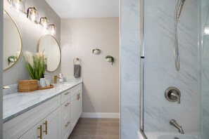 Dusche, Handtücher, Seife, Shampoo