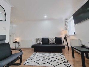 Smart TV - Watford WD18 - Central 2Bedroom/1Bathroom Flat w/ FREE WiFi and Parking (Hertfordshire)