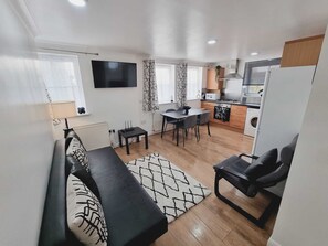 Smart TV - Watford WD18 - Central 2Bedroom/1Bathroom Flat w/ FREE WiFi and Parking (Hertfordshire)