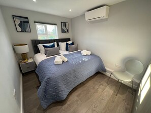 3 bedrooms, iron/ironing board, free WiFi - North Finchley N12 - Vibrant 3Bedroom/2Bathroom Pet Friendly Flat with Aircondition and WiFi (London)