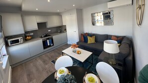 Un apartamento moderno con cocina, comedor y sala de estar.
