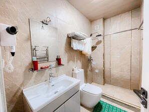 Shower, hydromassage showerhead, free toiletries, hair dryer - Marmaris Hotel (Tashkent)