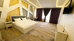 Departamento familiar, 3 habitaciones, con acceso para personas discapacitadas | Minibar, caja de seguridad en la habitación y escritorio 