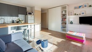 Een modern appartement met keuken, woonkamer en een ruimte voor entertainment.