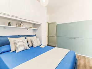 1 chambre, fer et planche à repasser