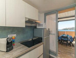 Kühlschrank, Mikrowelle, Hochstuhl, Kochgeschirr/Geschirr/Besteck