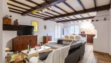 Télévision à écran plat, cheminée