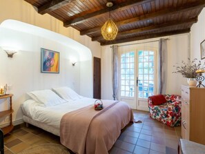 4 bedrooms, desk, iron/ironing board, free Internet