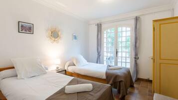 4 chambres, bureau, fer et planche à repasser, Internet gratuit