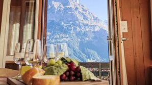 Una mesa con comida y vistas a la montaña.