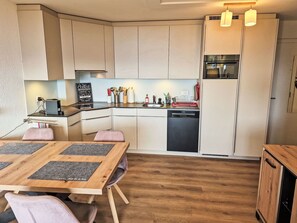 ثلاجة، ميكروويف، فرن، غسالة أطباق