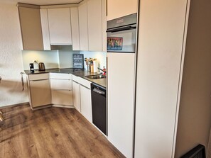 ثلاجة، ميكروويف، فرن، غسالة أطباق