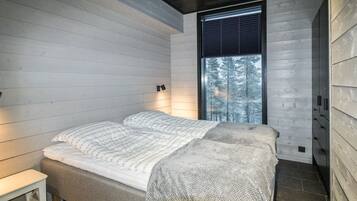 4 bedrooms, travel crib, internet