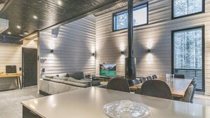 Een modern interieur met een eethoek, een bank en een televisie.