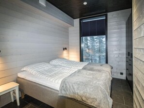 4 makuuhuonetta, vauvan matkasänky, internet