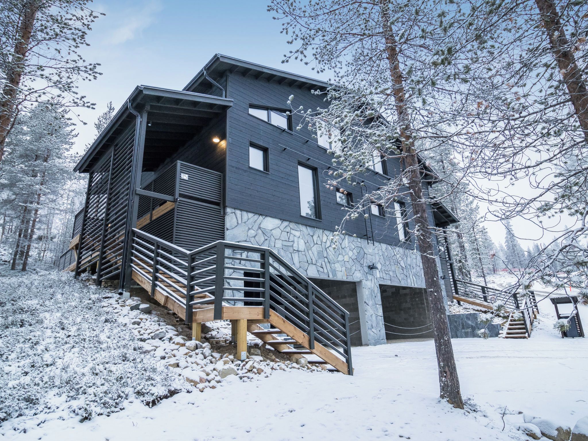 Moderni, kaksikerroksinen rakennus, jonka sisäänkäyntiin johtaa portaikko. Rakennuksen ympärillä on lumipeitteisiä puita.