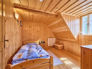 3 bedrooms, desk, Internet