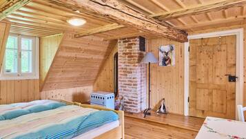 3 bedrooms, desk, internet