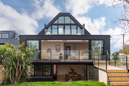 Waters Edge -  a holiday let by Bloom Stays that sleeps 15 guests  in 6 bedrooms