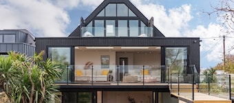 Waters Edge - a holiday let by Bloom Stays that sleeps 15 guests in 6 bedrooms
