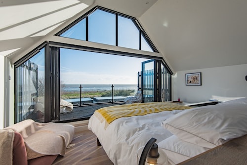 Waters Edge -  a holiday let by Bloom Stays that sleeps 15 guests  in 6 bedrooms