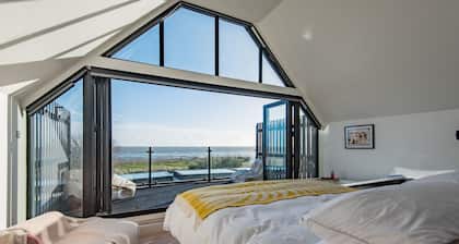 Waters Edge - a holiday let by Bloom Stays that sleeps 15 guests in 6 bedrooms