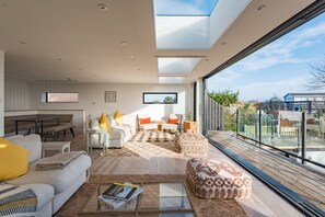 TV, Netflix, streaming services, stereo - Waters Edge -  a holiday let by Bloom Stays that sleeps 15 guests  in 6 bedrooms (Greatstone)