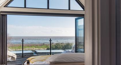 Waters Edge - a holiday let by Bloom Stays that sleeps 15 guests in 6 bedrooms