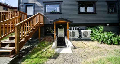 Stay in the center of the Willamette Valley close to wineries