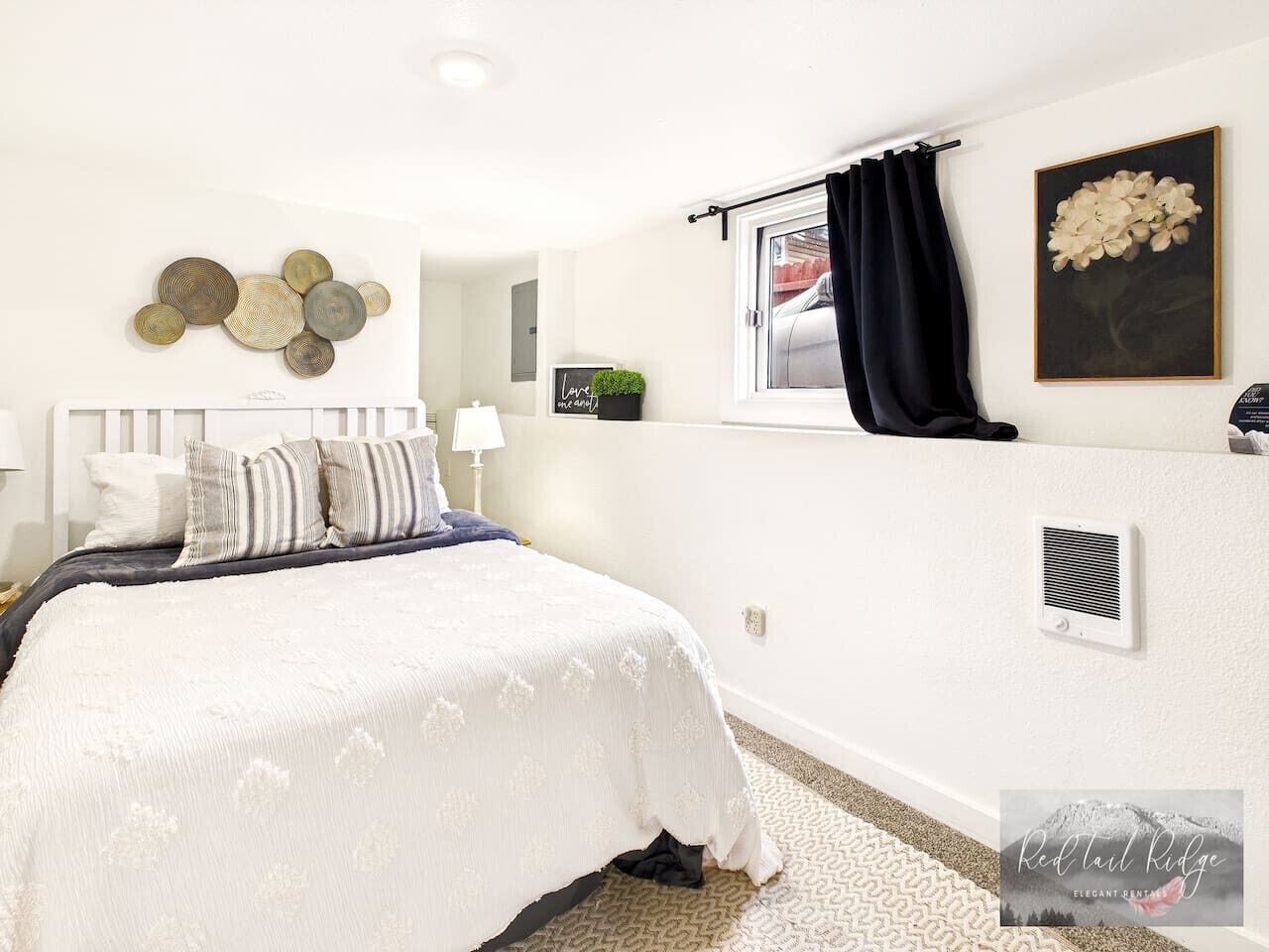 2 habitaciones, escritorio y tabla de planchar con plancha 