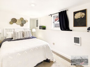 2 makuuhuonetta, työpöytä, silitysrauta/-lauta, vauvan matkasänky