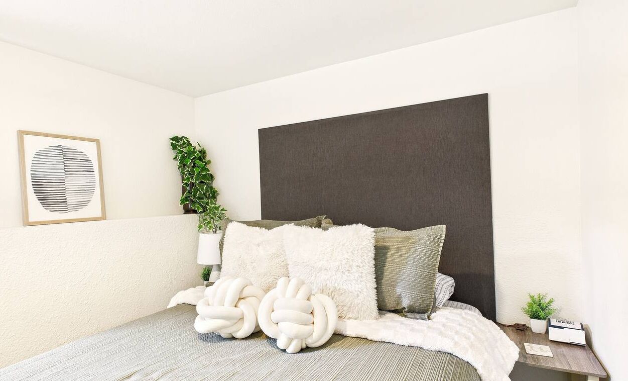 2 bedrooms, desk, iron/ironing board, travel cot