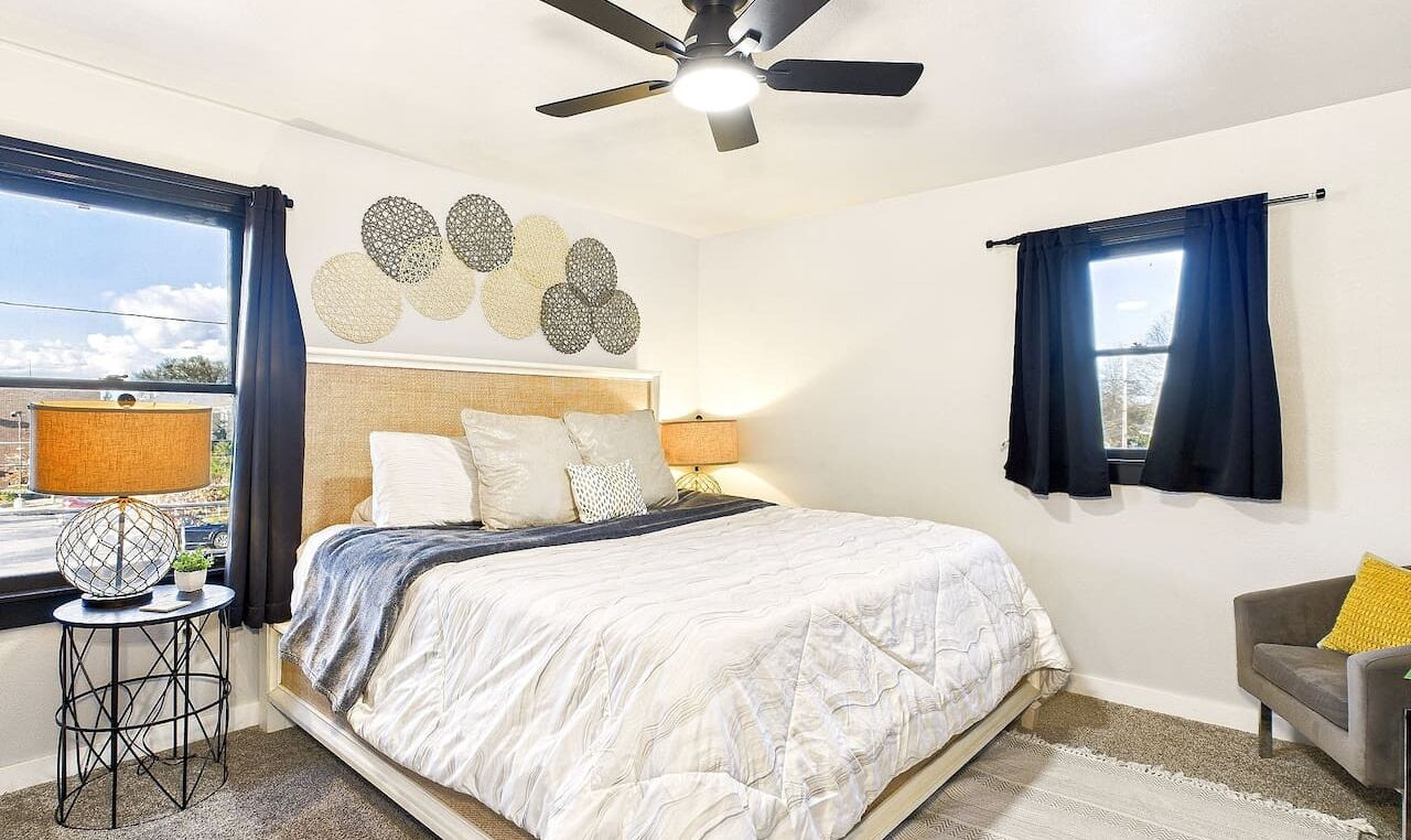 3 habitaciones, escritorio y tabla de planchar con plancha 