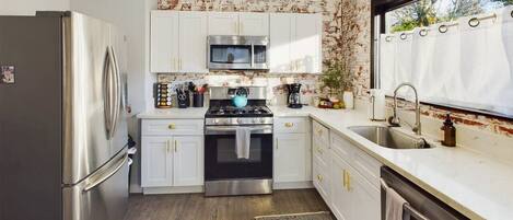 Jääkaappi, mikroaaltouuni, uuni, liesi