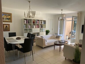 Älytelevisio, pöytätennispöytä, kirjoja, musiikkikirjasto